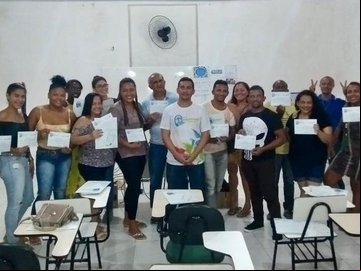 Moradores da Madre Deus em sala de aula