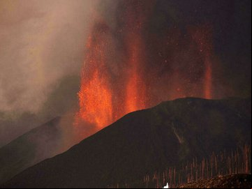 Lava do vulcão Cumbre Vieja chega ao mar e gera gases potencialmente tóxicos