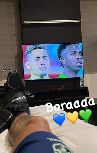 Neymar vê Brasil x Suíça fazendo tratamento no tornozelo