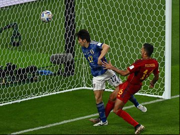 Tanaka cabeceia para o fundo da rede e marca o segundo gol do Japão, que virou o duelo com a Espanha.