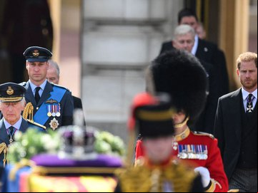 Rei Charles e filhos seguem caixão da rainha em cortejo, em Londres