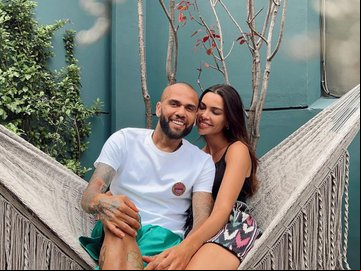 Esposa de Daniel Alves apaga fotos que tinha com o jogador