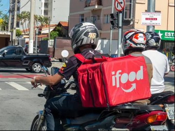 O iFood terá que registrar formalmente seus entregadores, conforme decisão do TRT2