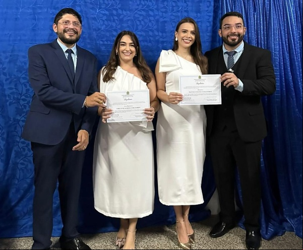 Vice-prefeito eleito Darllan Barros (esq.) e o prefeito eleito Francisco Emanuel (dir.) ao lado de suas esposas