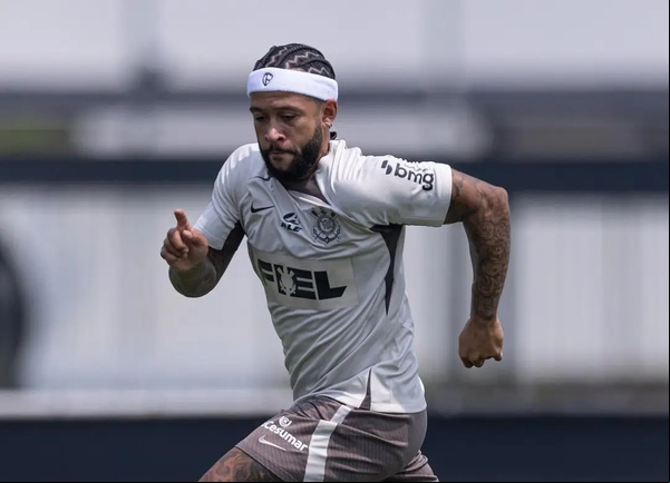 Memphis Depay trabalha com bola.